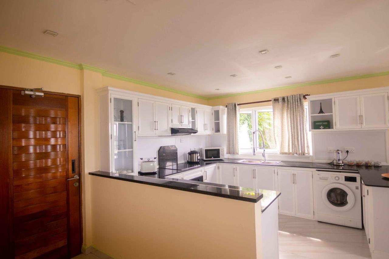 Azamat Self-Catering Apartment Pointe La Rue Exteriör bild
